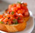料理メニュー写真 フレッシュトマトとアンチョビのブルスケッタ