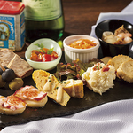 お酒のあてに『タパス盛り合わせ』がおすすめです！女子会などででみんなでつついてみてください★