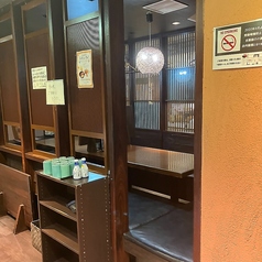 店内はテーブル席をご用意！お子様連れもお客様をはじめ、大人数でのご来店も大歓迎です！美味しい料理とお酒を心ゆくまでお楽しみ下さい！