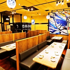 【貸切OK!開放感あふれる店内】開放感溢れる店内は貸切もできます!最大104名様までご利用可能なので、歓迎会・送別会・同窓会等の各種宴会に是非ご利用ください。宴会にピッタリの「横断幕」or「寄せ書き焼酎ボトル」特典付きプレミアムコースもご用意しております!