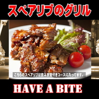 絶品スペアリブと窯焼きピザが自慢