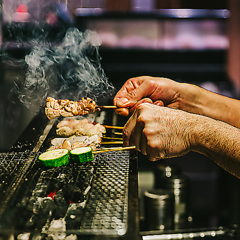 焼き鳥は伊達鶏を使用！串うちから焼きあげまで、プロが織りなす職人技。