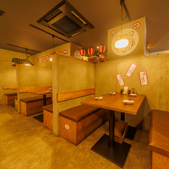 宴会に最適なテーブル席とソファー席を完備。手作りの博多一口餃子と共に、飲み放題でハイボールや生ビールを楽しむことができます！