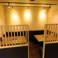 【1階】当店には、4名席のテーブル席を2卓ご用意しております。ご友人やご家族との会話を楽しむのに最適なお席です。美味しい料理とこだわりのドリンクを楽しみながら、会話に花を咲かせてください。ゆったりとした雰囲気の中で、特別なひとときをお過ごしいただけます。皆様のご来店を心よりお待ちしております！