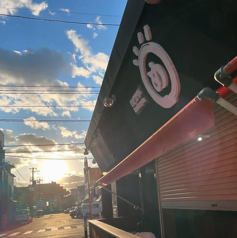 2名がけのテラス席が4つございます。テラス席は喫煙可!夕日に染まるノスタルジックな沼垂商店街を眺めながらゆったりとお楽しみいただけます。