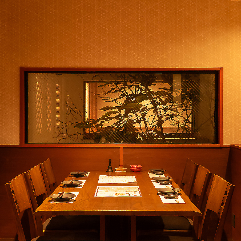 窓のあるお部屋からは、ライトアップされた中庭を眺めることも◎癒しのひとときをお過ごしください。