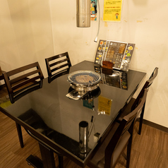 落ち着きのあるテーブル席は人数に合わせてご利用いただけます。店内も広々としておりますので感染症対策としても◎お気軽にお立ち寄りください。