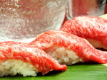 黒毛和牛炙り寿司2貫600円(税込)。「霜の降り具合」「肉の味」「食感」など肉質の良い最高峰の牛肉。