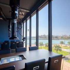 【窓際完全個室貸切:7~12名様】開放感抜群◎窓際オーシャンビュー席で焼肉をぜひ♪人気のオーシャンビューの窓際席を貸切でご利用いただけます。人数は7名様~12名様まで対応可能。完全個室としてお使いいただけるので、周りを気にせず、プライベート感満載の一体感のあるご宴会をお楽しみいただけます。