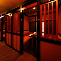 朱と黒が彩る!モダンな和の趣きを感じる店内