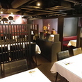 【2階：ゆったり広々テーブル席】 小さなお子様連れのお客様も気軽にお越しいただけるよう、子供可の環境を整えております。ソファー席のご案内など、ご家族でゆったりお食事ができるよう配慮。神戸の街歩きのあとに、家族みんなで神戸牛を楽しめる温かなお店です♪