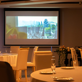 ~会場オプション(2階)~会場費無料、音響設備、プロジェクター(有料)、新郎新婦控室、司会手配(有料)、ウエディングケーキ手配(有料)、プランナー手配(有料)、カメラマン手配(有料)、各種持ち込み相談