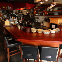 【禁煙】ディスプレイ・オープンキッチンを前に。おすすめのチーズとワインをご紹介いたしますのでぜひお声がけください。カウンター席は、スタッフとの会話を楽しめるのも◎常連様も多数いらっしゃいます。