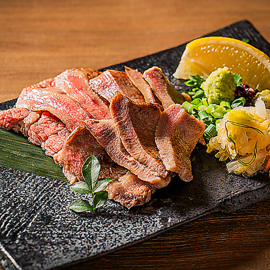 仙台牛タンは厚切りで。熟練の職人が様々な調理法にてご用意しております。