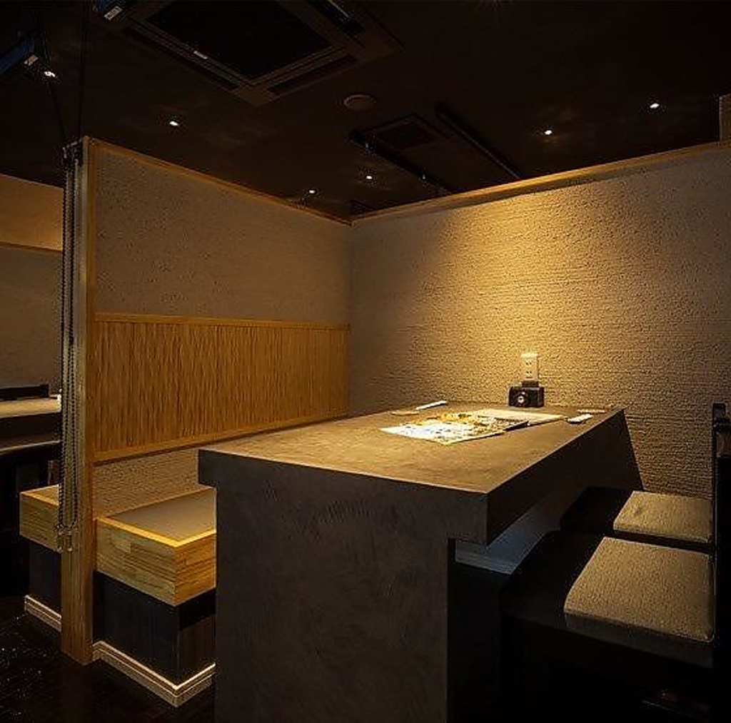 大人たちの隠れ家のような落ち着きのある空間で、こだわりのお料理をお召し上がりくださいませ。