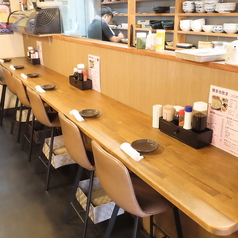 【カウンター6席】活気あふれる店内の雰囲気を一番に感じられる特等席です。焼鳥が焼きあがる香ばしい匂いに包まれながら、こだわりの一杯をじっくりと味わえます。お一人様でふらっと立ち寄る際や、大切な人とのデートにもおすすめです。