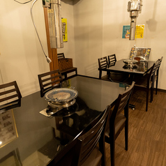 落ち着きのあるテーブル席は人数に合わせてご利用いただけます。店内も広々としておりますので感染症対策としても◎お気軽にお立ち寄りください。