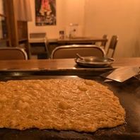 熱々のもんじゃを鉄板で焼きながら楽しむひととき♪