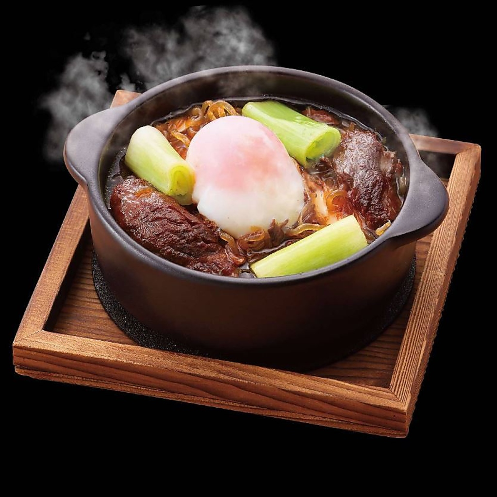 仙台牛の牛すじを豆腐と一緒に煮込みました！牛すじがとろとろに柔らかくなるまで煮込んでいます◎