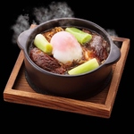 仙台牛の牛すじを豆腐と一緒に煮込みました！牛すじがとろとろに柔らかくなるまで煮込んでいます◎