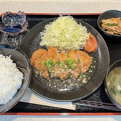 定食は、ご飯とキャベツとお味噌汁のおかわりが無料です