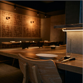 落ち着いた照明と店内、時間に合わせて光量も調節するため、大人な雰囲気をお楽しみ頂けます。大人数も大歓迎◎人数のご相談はお気軽にお申し付けください。
