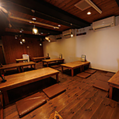 テーブル席は掘りごたつになっておりゆったり脚を伸ばしてくつろいでいただけるお席になっております。お子様連れでも安心のお席となっております！