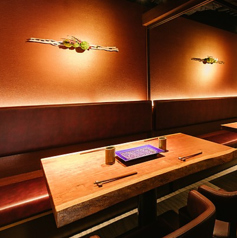 4名様でご利用いただける半個室席をご用意しております。程よくプライベート感が保たれた空間は、ビジネスシーンでのご接待や、周りを気にせず語らいたいデートや女子会に最適です◎