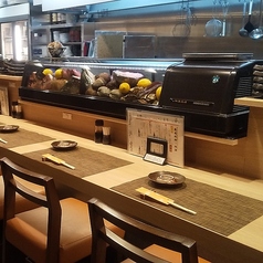 お一人様でも気軽に立ち寄れるカウンター席