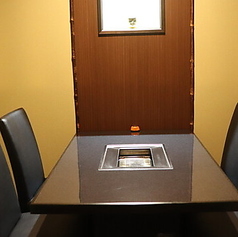 店内はお部屋が5つ（完全個室2室、半個室3室）だけという贅沢な造りになっており、周りを気にせずお食事を楽しめるのが最大の魅力です♪プライベートな空間で焼肉を堪能できます。自慢の和牛をご賞味ください。