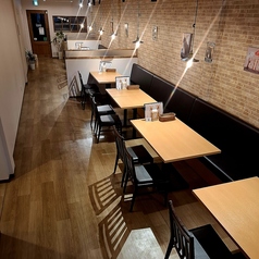 全28席の開放的な空間は、大人数での店舗貸切も承ります。主役を囲むパーティーや会社のご宴会、地域のお集まりに最適です。人数やご予算に合わせたプランニングも可能ですので、まずはお気軽にご相談ください。