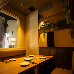 【雰囲気抜群の店内】ご予約は2名様から4名様の少人数様向けのテーブル席・5名様から10名様向けのテーブル席・それ以上も対応可♪
