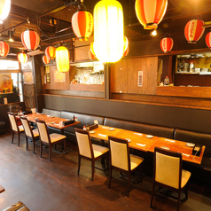 【シックな店内でゆったりお食事を】なんば駅から徒歩5分なので、お仕事終わりのちょっとした飲み会にも使い勝手抜群！こだわりの和食を低価格でお楽しみいただける当店で日頃の疲れを発散しませんか？宴会の際にはお客様のご希望に合わせてテーブルのレイアウト変更も可能ですのでお気軽にご相談ください☆