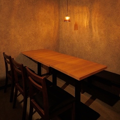 《少人数様向けテーブル席》【6名様】飲み会や女子会におすすめのお席です。広々としたテーブル席でお食事をお楽しみください。