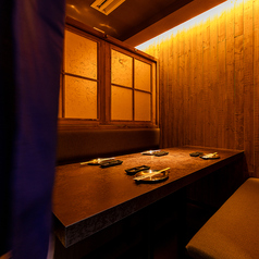 和モダンな雰囲気ある広々テーブル席！和気あいあいと宴会を楽しむテーブル席！池袋で少人数様での飲み会や宴会に最適なテーブル席！和モダンな空間でゆったりと過ごすひと時をお楽しみ頂けます！各種宴会にぴったりのお得な宴会！