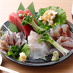 豊洲市場直送！新鮮な魚のお刺身盛り合わせが自慢です♪