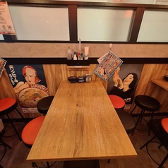 12時からの通し営業で、三宮での昼飲みやランチ飲みにも最適なお席です。生田ロードの賑わいを感じられる開放的な店内で、友人や同僚と気兼ねなくお過ごしいただけます。全席喫煙可能なので、お煙草と共に自慢の焼きとんや黒おでんをゆっくりお楽しみください。夜は24時まで、幅広いシーンでご利用いただけます。