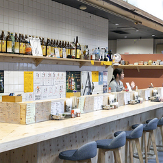 【お一人様大歓迎】木温もり溢れる全13席のカウンター。お仕事帰りやサク飲みにも最適な憩いの空間です。