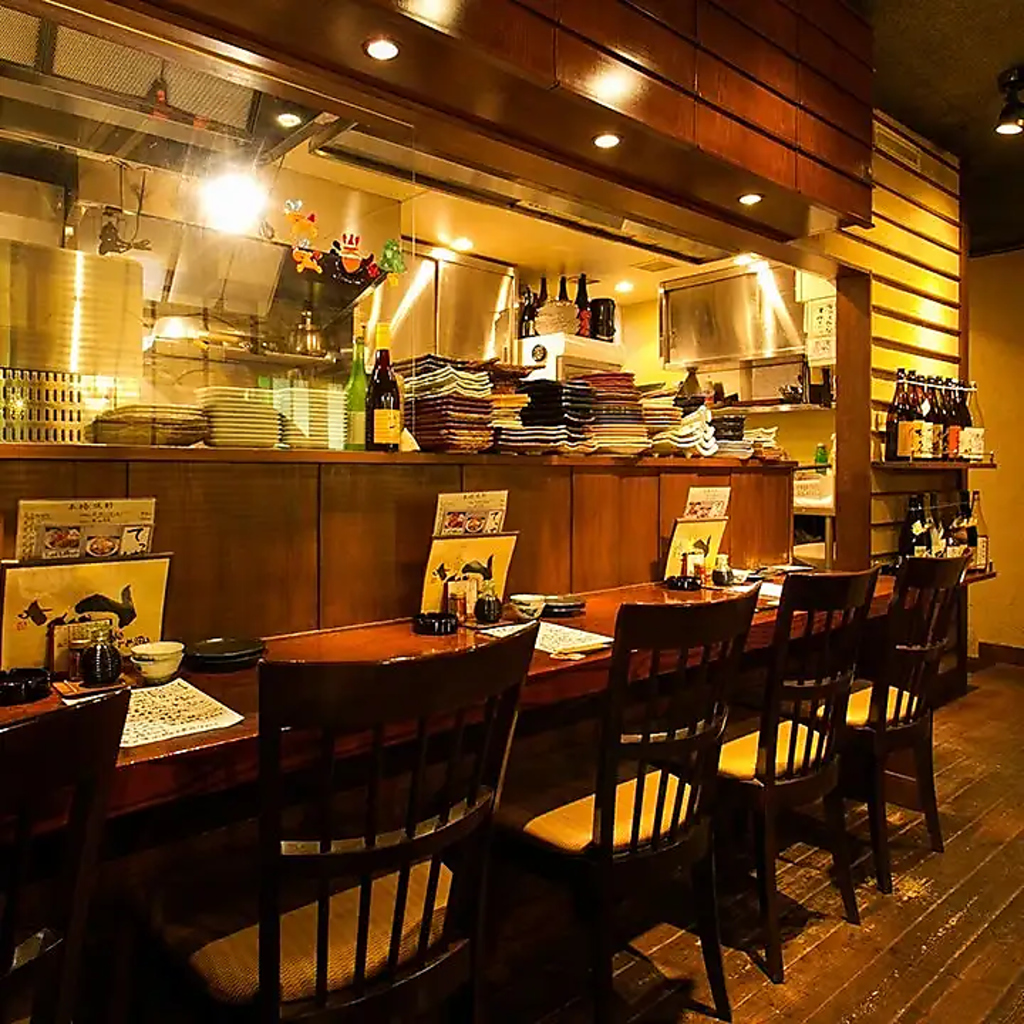 お一人様でも気軽に寄れるカウンターもございます。単独・少数ならではの過ごし方はいかがでしょう。