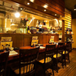 お一人様でも気軽に寄れるカウンターもございます。単独・少数ならではの過ごし方はいかがでしょう。