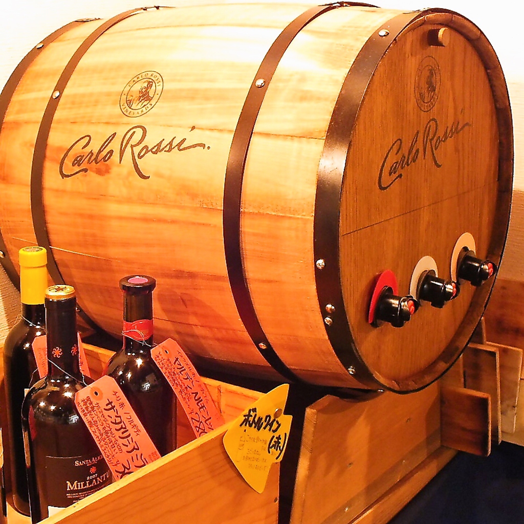 ワインも飲み放題！樽から直接なみなみに注いで飲んじゃってください♪
