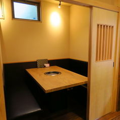 【2階】4名用の完全個室を2室ご用意しております。デートにも最適なお席で、プライベート感を大切にした落ち着いた雰囲気の中で、大切な方との特別な時間をお過ごしいただけます。周囲を気にせず、心ゆくまで会話を楽しむことができる空間です。美味しい料理と共に、心に残る素敵な時間をお楽しみください。