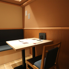 和の心を大切にした上質な空間設計が魅力の店内では、モダンな感性が見事に融合しています。落ち着いた雰囲気の中、テーブル席で特別なひとときをお楽しみいただけます。洗練されたデザインが心を癒し、料理の味わいを一層引き立てます。友人や大切な人との会話が弾む、心温まる空間です。贅沢な時間をぜひご堪能ください。