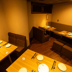 2名様~様々な人数でご利用可能な広々としたテーブル席をご用意しております。ふかふかと座り心地の良いソファでゆったりお寛ぎ頂きながら、シュラスコをお楽しみください!