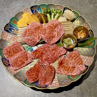 見た目も美しい！お肉を盛る陶器へのこだわり。