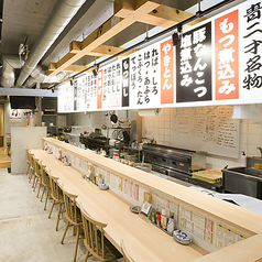 お店の入り口から奥まで続く長いカウンターは、まさに酒場の醍醐味！一人飲みでも気兼ねなく過ごせる開放的な造りになっています★どこに座っても活気ある厨房の様子が見渡せ、お酒が進むこと間違いなし◎清潔感のある明るい照明の下で、手仕込みの串焼きが焼き上がる香りに包まれる、そんな贅沢な時間をご提供いたします♪