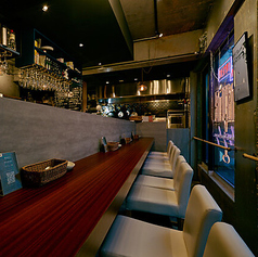 【お洒落なカウンター席完備】お一人様でも気軽に利用できるカウンター席をご用意しております。お仕事帰りなどにサクっと飲みたい・食べたい時にピッタリです♪当店自慢の創作料理を味わいながら、気さくなスタッフとの会話もお楽しみいただけるのもカウンター席ならではの嬉しいポイント♪是非、お気軽にご来店ください。