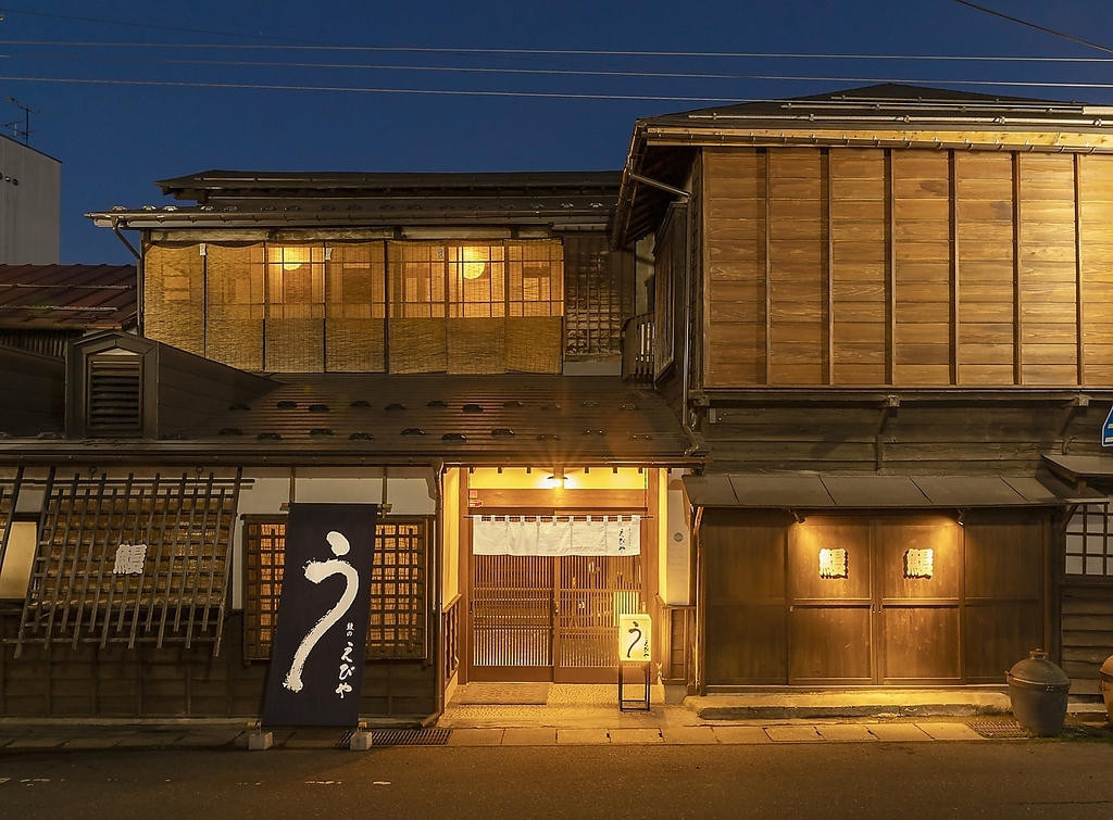 落ち着きあるきれいな外観で、初めてでも入りやすい雰囲気です。