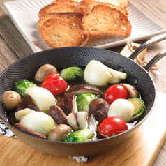 季節の野菜とキノコのアヒージョ
