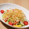 料理メニュー写真&nbsp;パリパリれんこんチップスのサラダ
